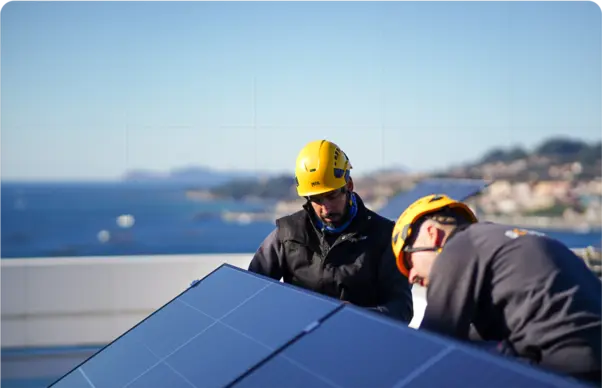 Dos instaladores de SotySolar ultimando detalles en una instalación